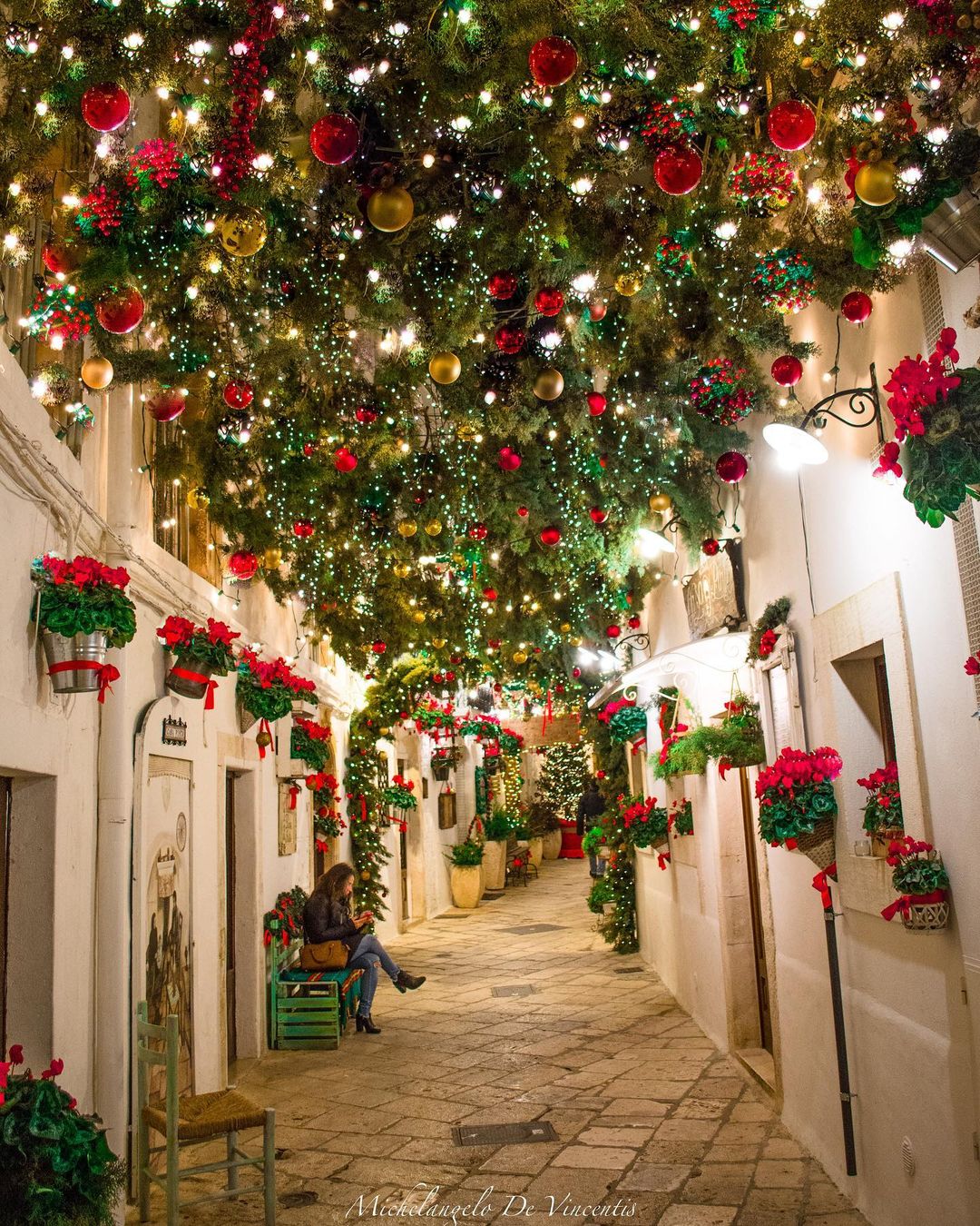Red and green Christmas decorations in the town center of Locorotondo, Italy. Photo credit: Michelangelo De Vincentis
