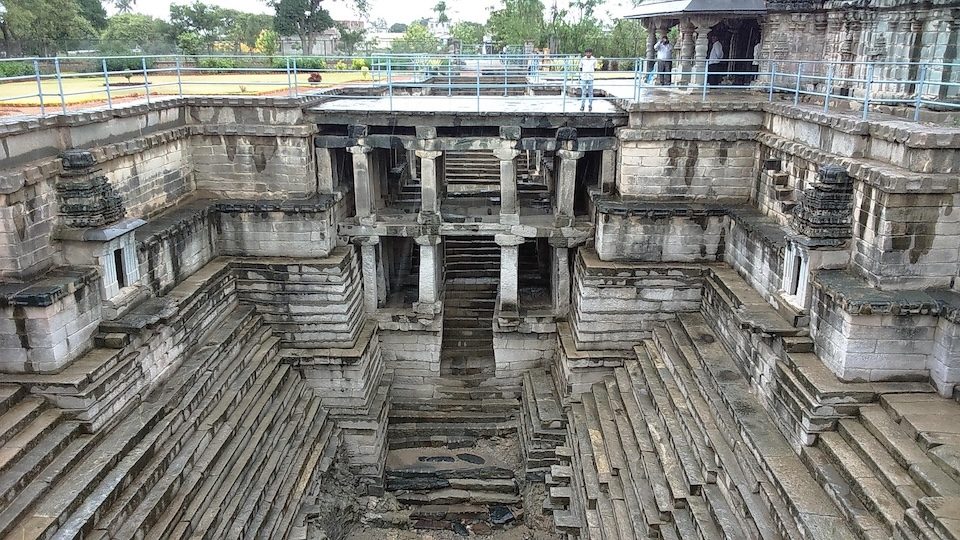 Lakkundi-stepwell Stepwell near the Manikesvara Temple in Lakkundi, Karnataka, India. Resized and cropped by photo by sarangib on Pixabay, https://pixabay.com/photos/stepwell-muskin-bhanvi-869395/